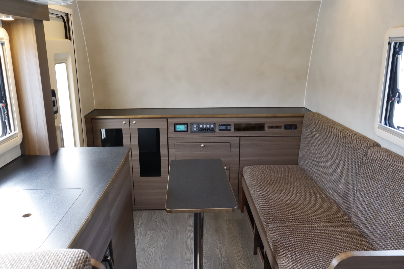 キャンピングカートレーラー