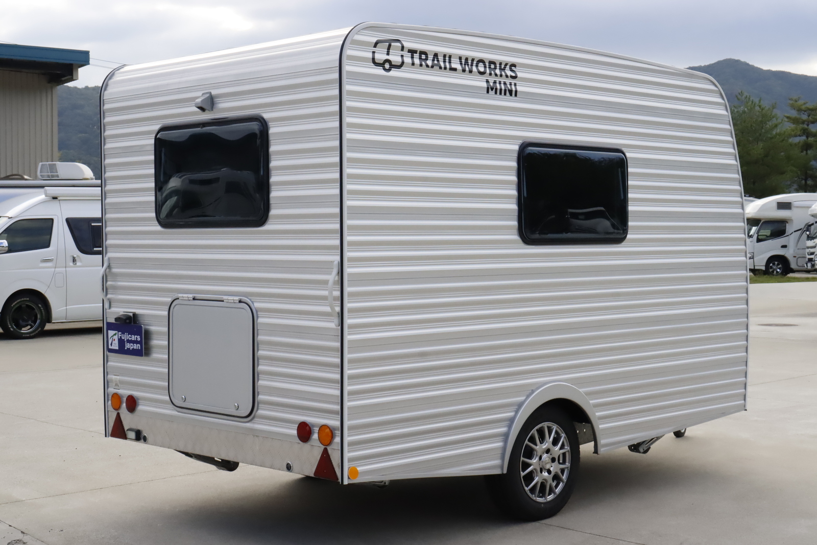 キャンピングカートレーラー