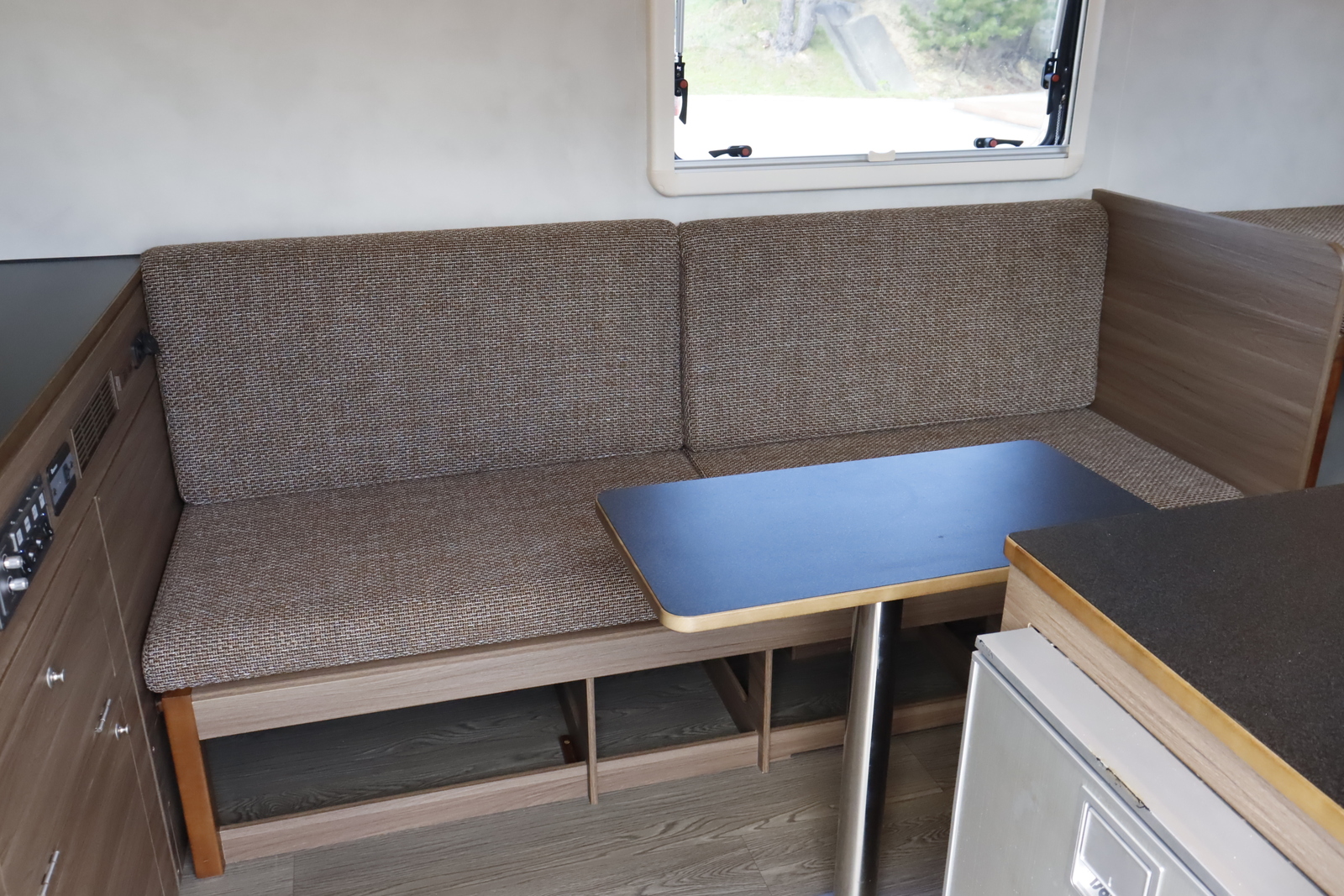 キャンピングカートレーラー