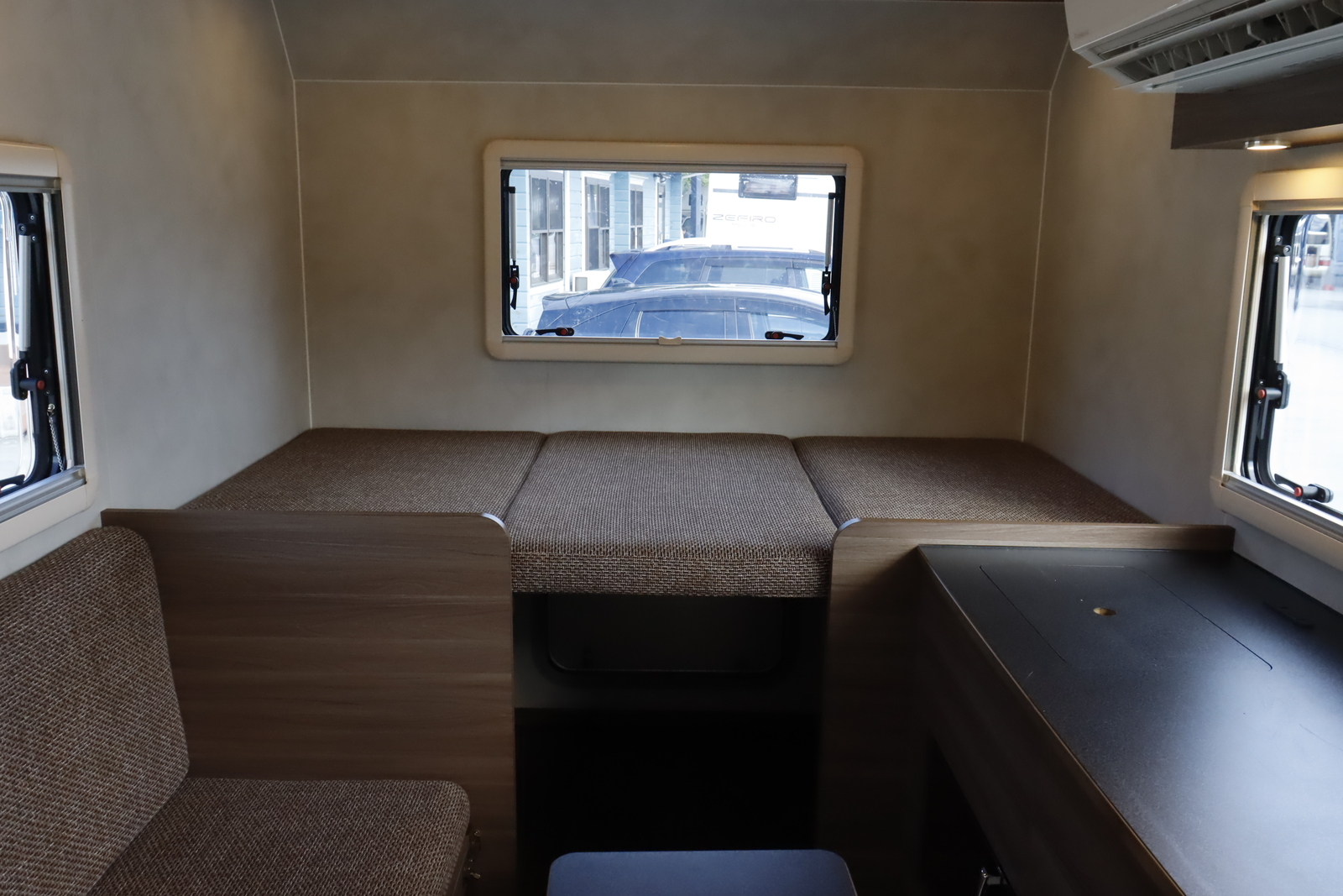 キャンピングカートレーラー