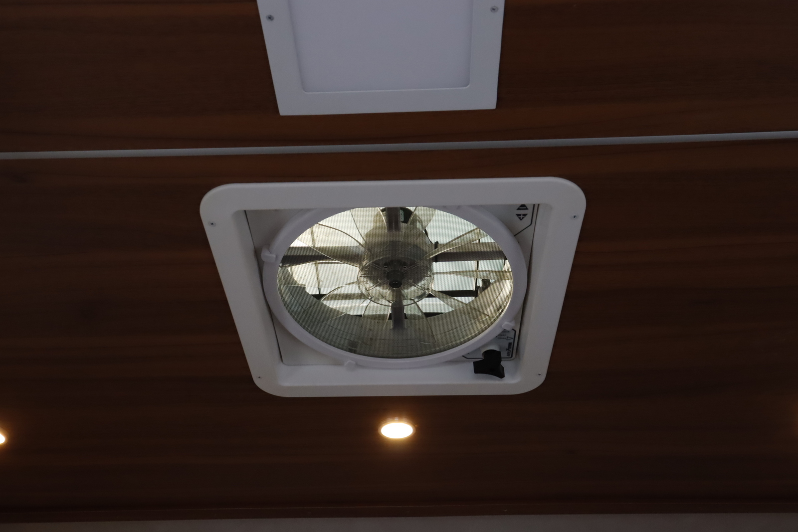 キャンピングカートレーラー