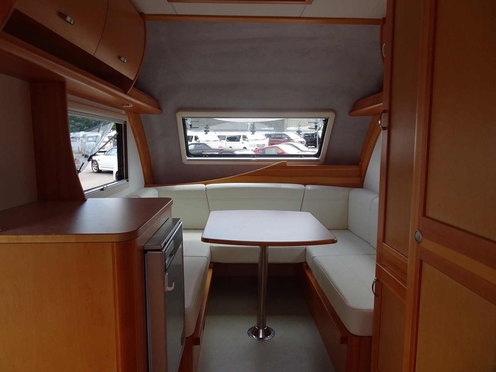 キャンピングカートレーラー