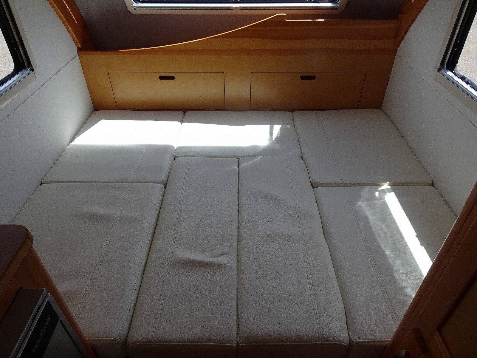 キャンピングカートレーラー