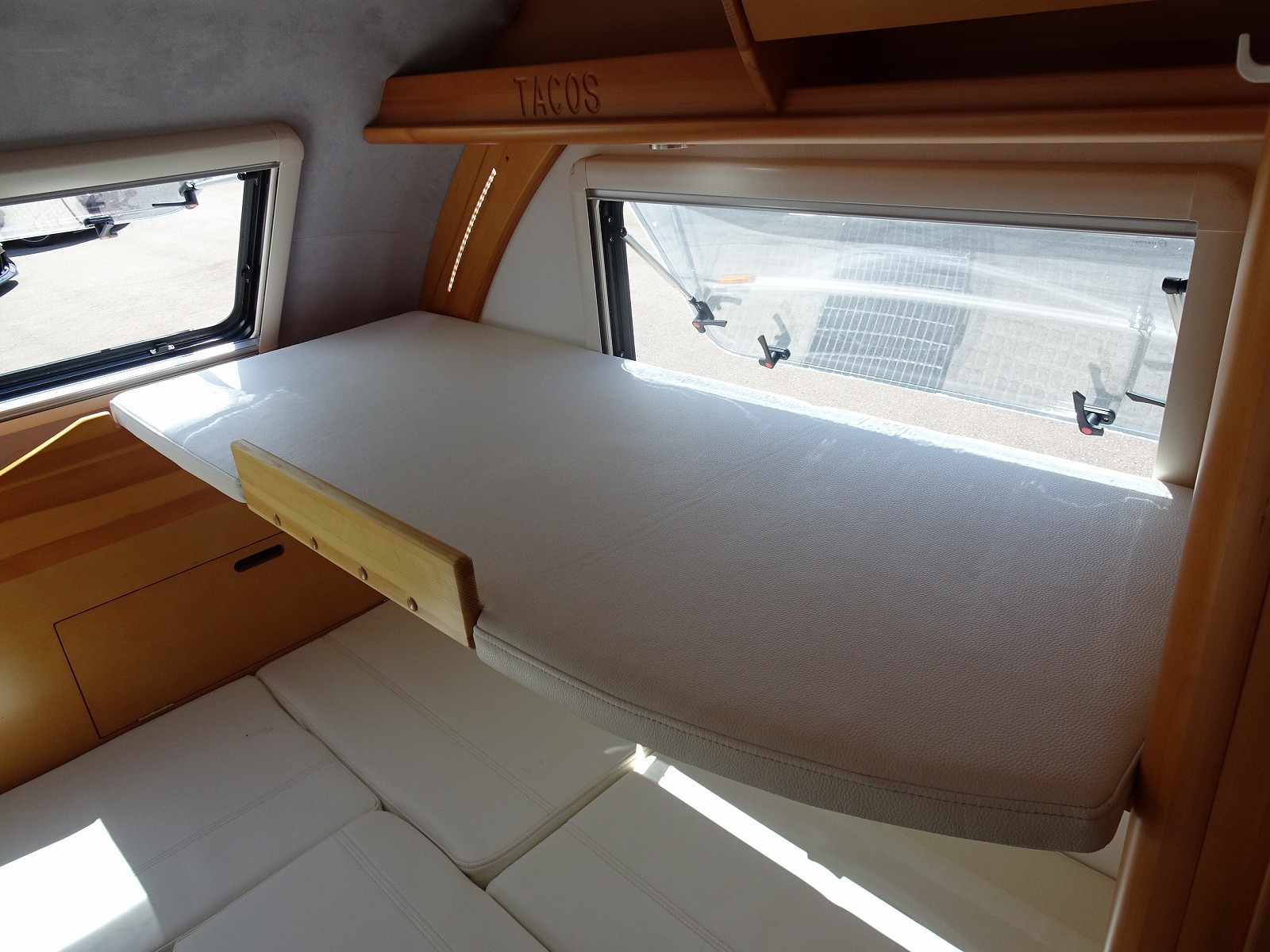 キャンピングカートレーラー