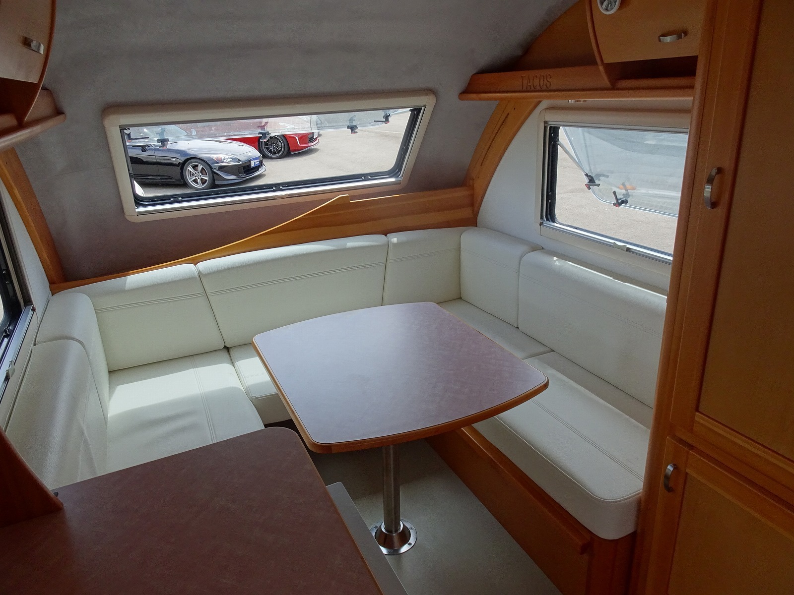 キャンピングカートレーラー