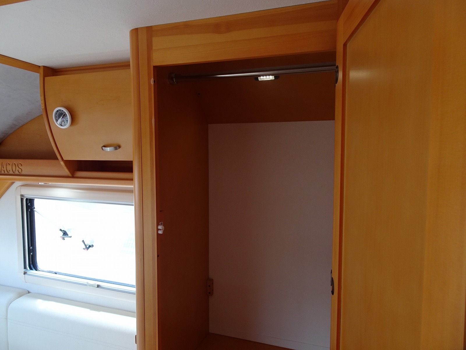 キャンピングカートレーラー