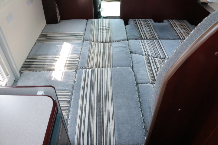 キャンピングカーバスコン