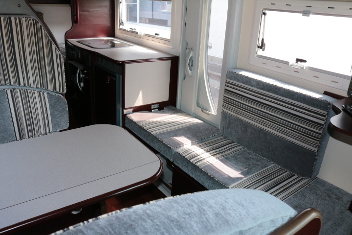 キャンピングカーバスコン