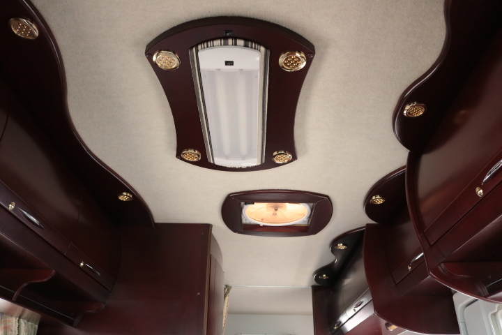 キャンピングカーバスコン