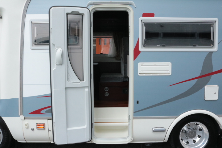 キャンピングカーバスコン