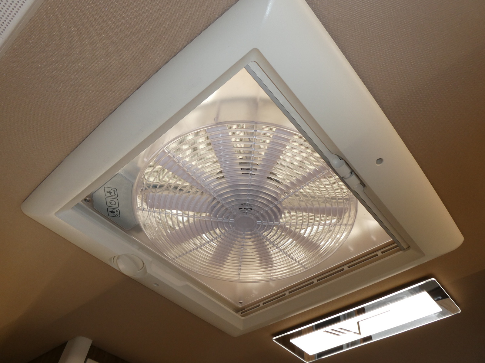 キャンピングカーバスコン