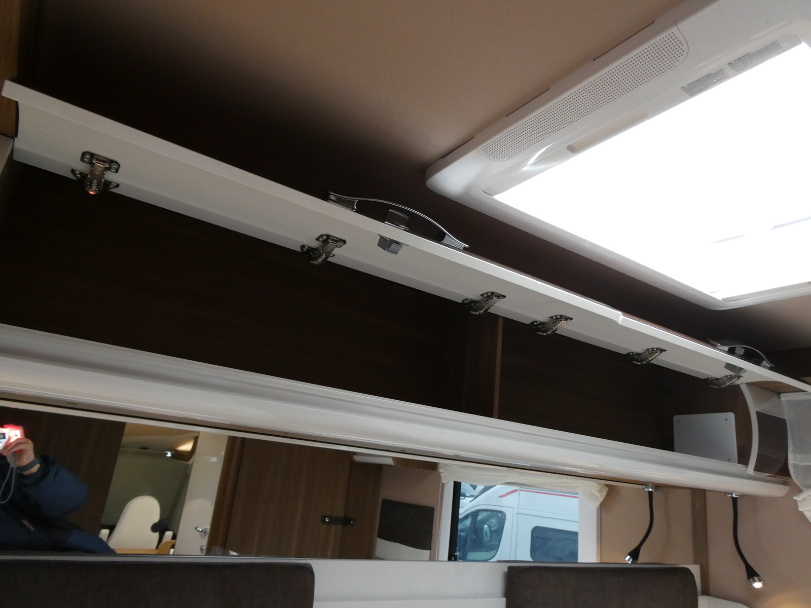 キャンピングカーバスコン