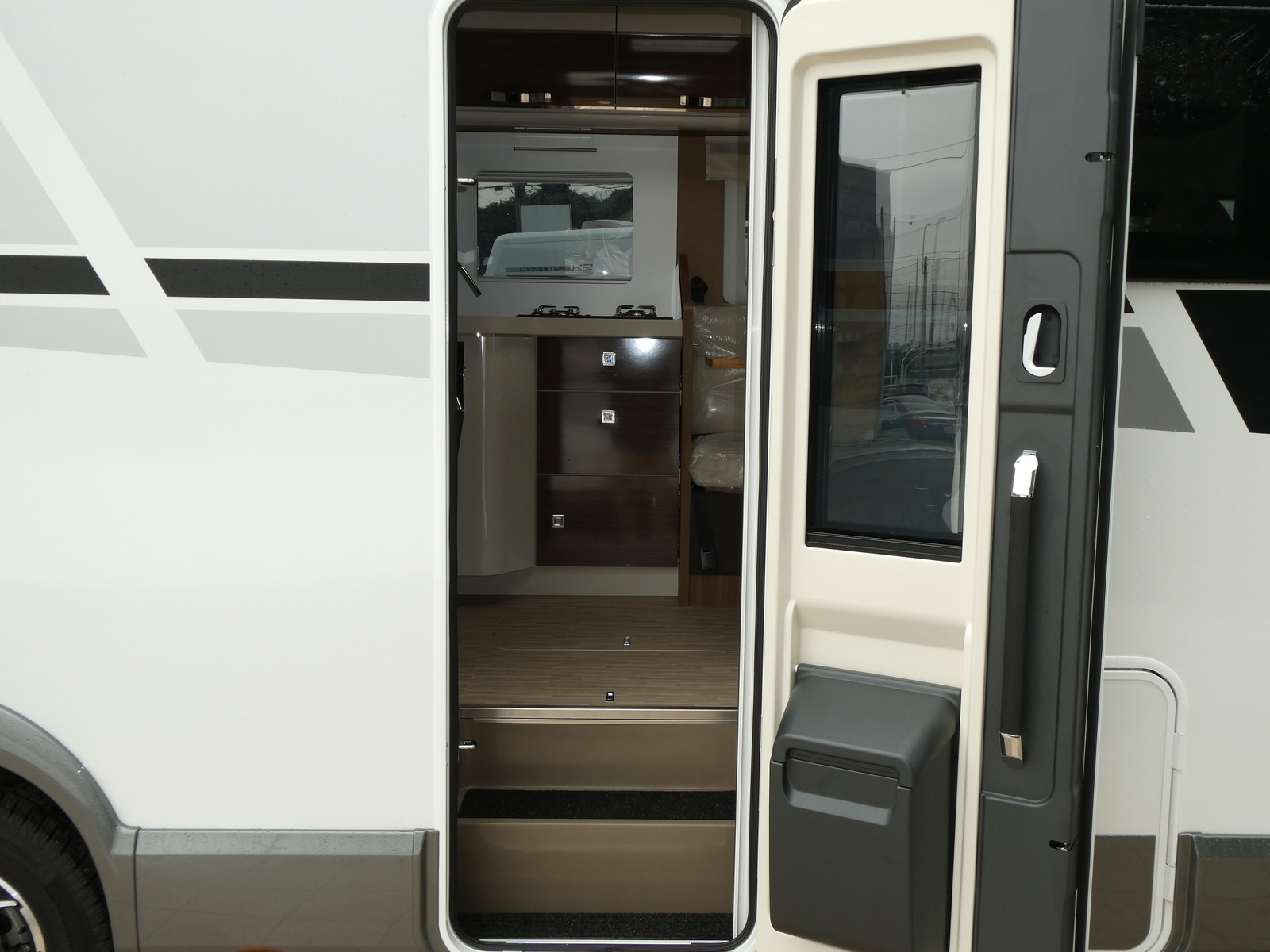 キャンピングカーバスコン