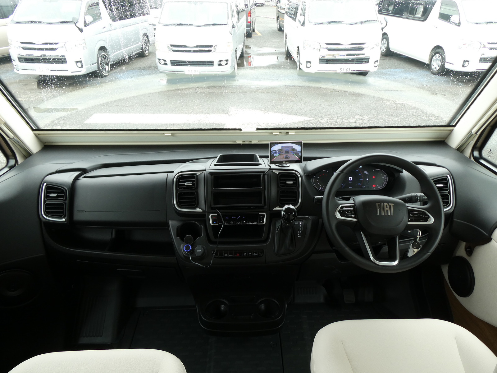 キャンピングカーバスコン