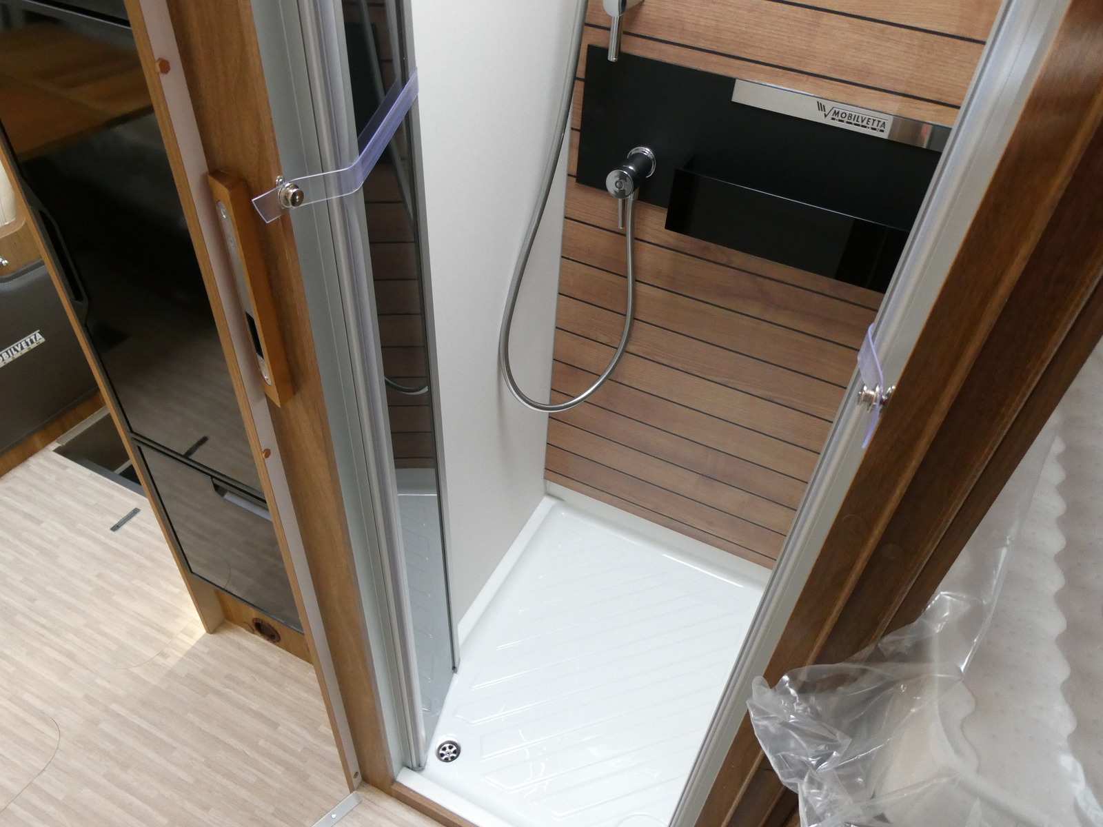 キャンピングカーバスコン