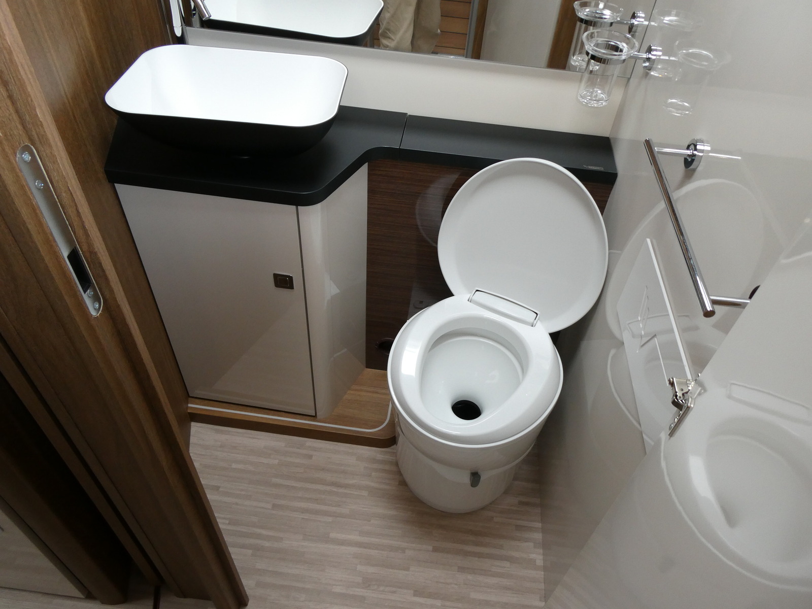 キャンピングカーバスコン