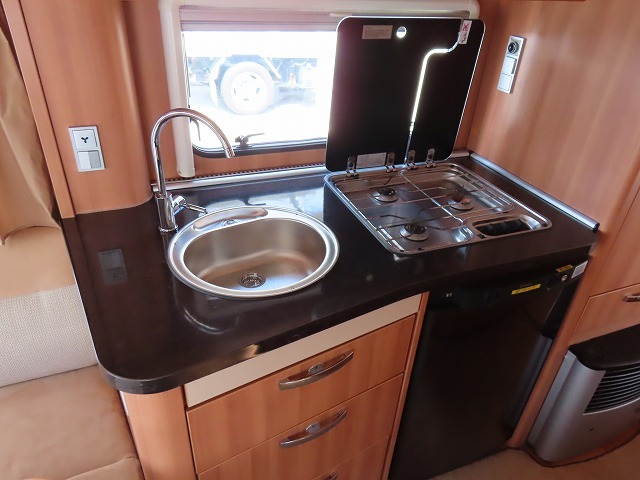 キャンピングカートレーラー