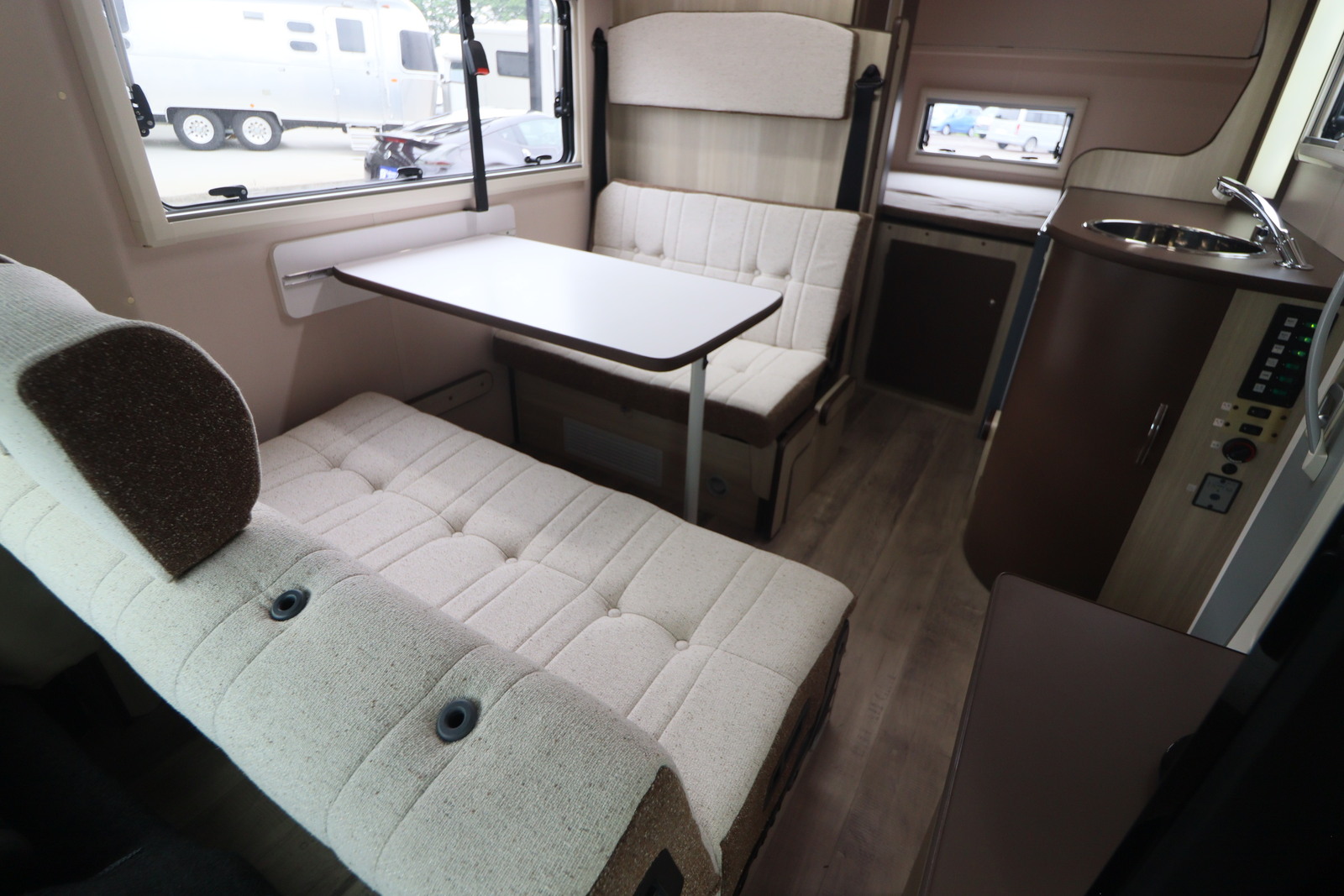 キャンピングカーキャブコン