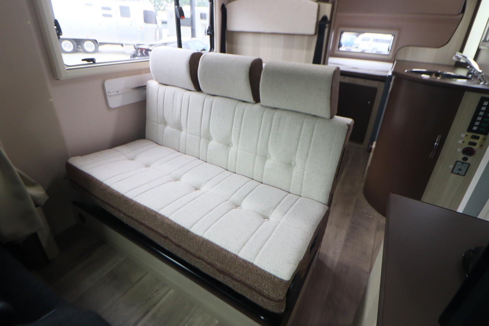 キャンピングカーキャブコン