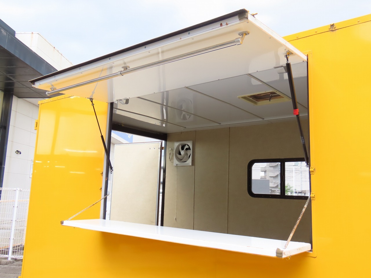 キャンピングカートレーラー