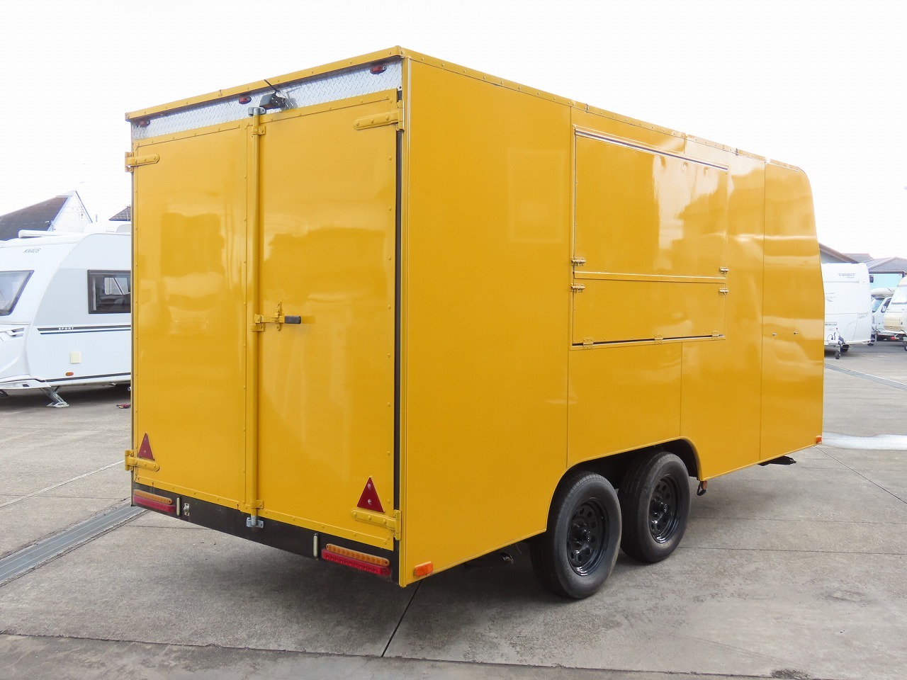 キャンピングカートレーラー