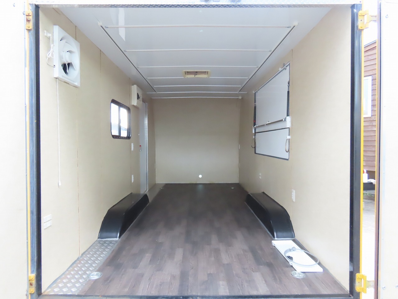 キャンピングカートレーラー