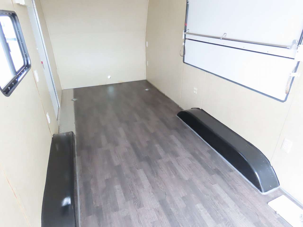 キャンピングカートレーラー