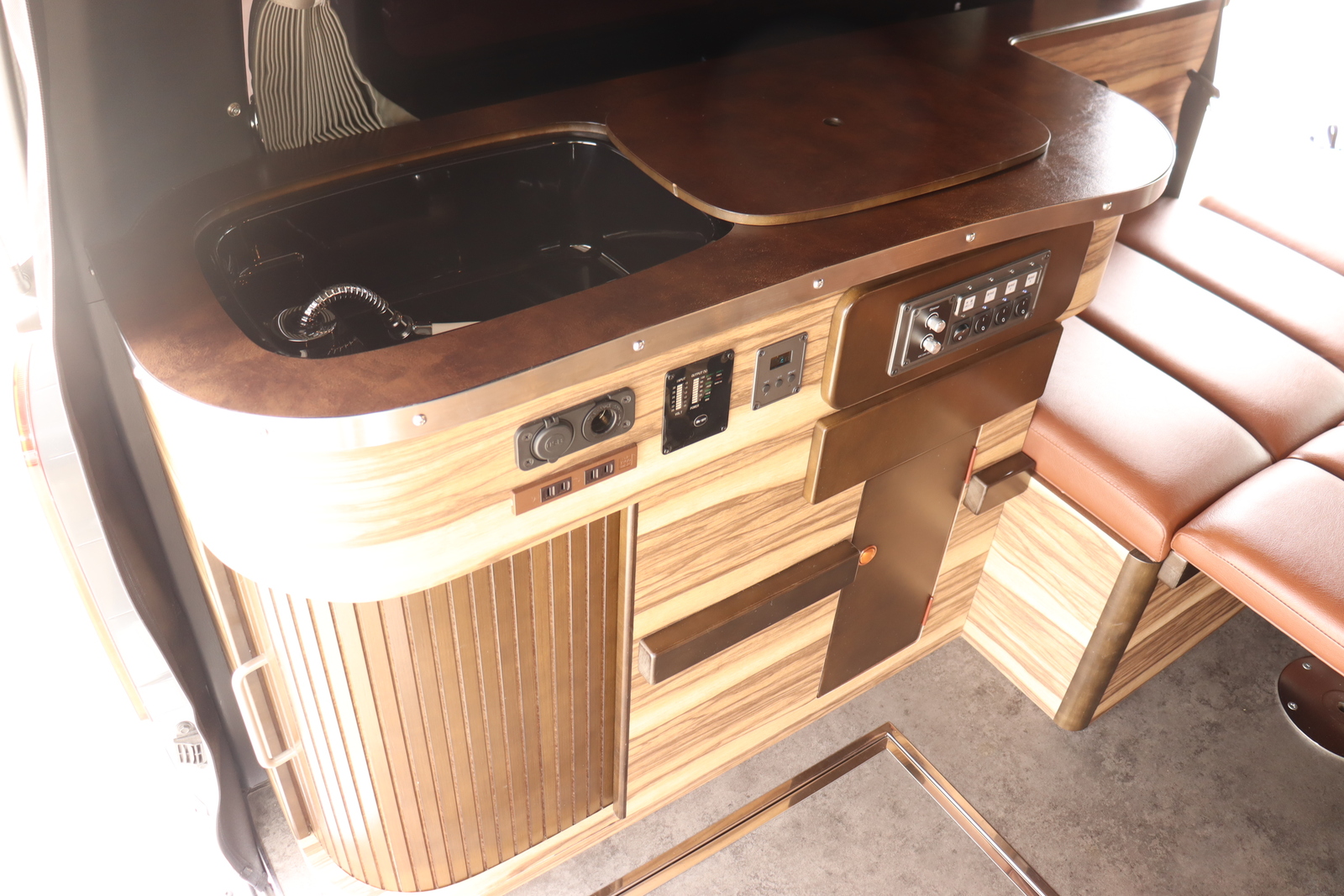 キャンピングカーバンコン