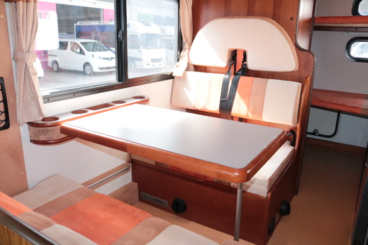 キャンピングカーキャブコン