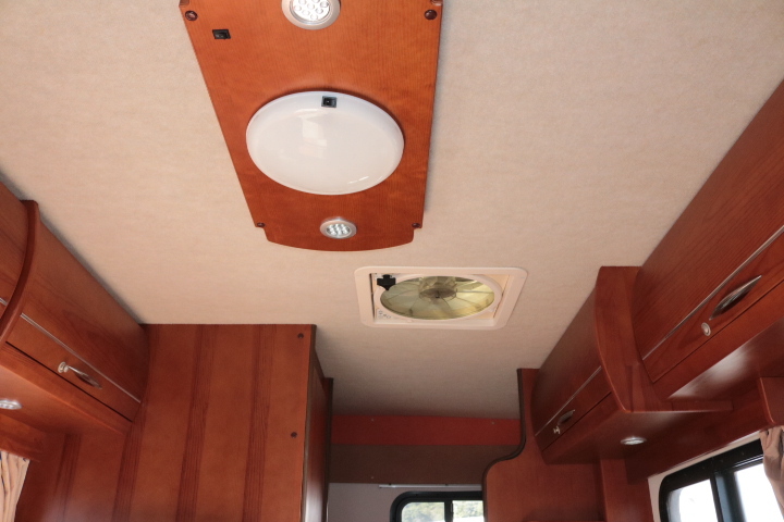 キャンピングカーキャブコン