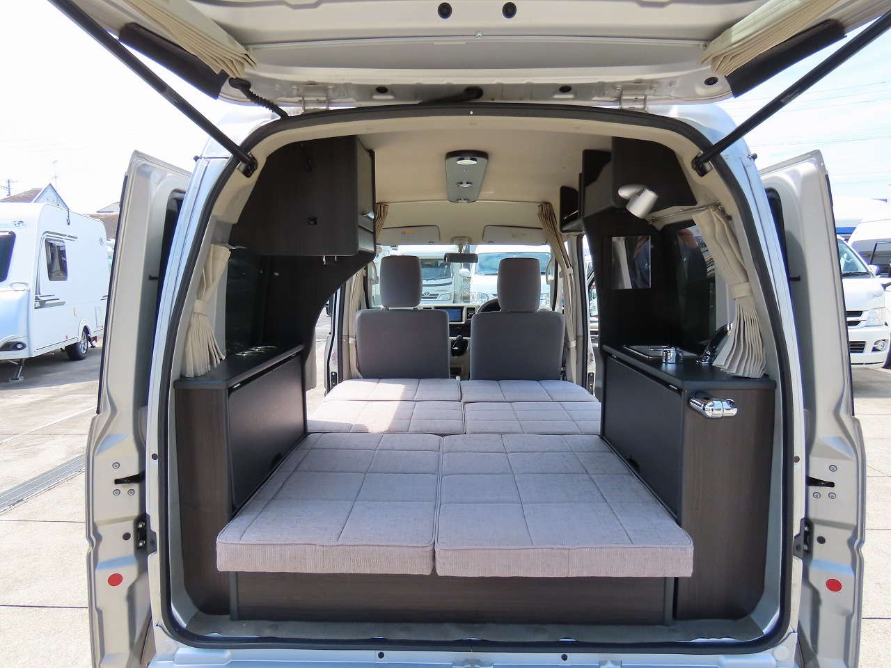 キャンピングカー軽キャンパー