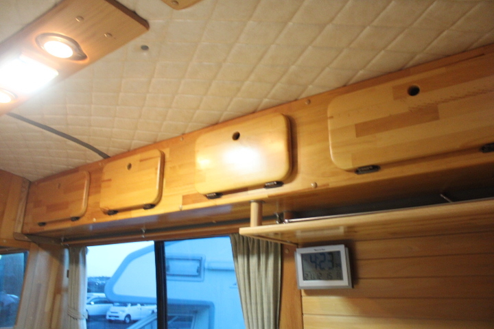 キャンピングカーバスコン