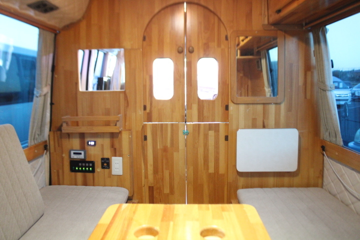 キャンピングカーバスコン