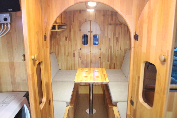 キャンピングカーバスコン