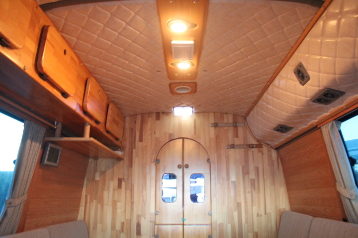 キャンピングカーバスコン