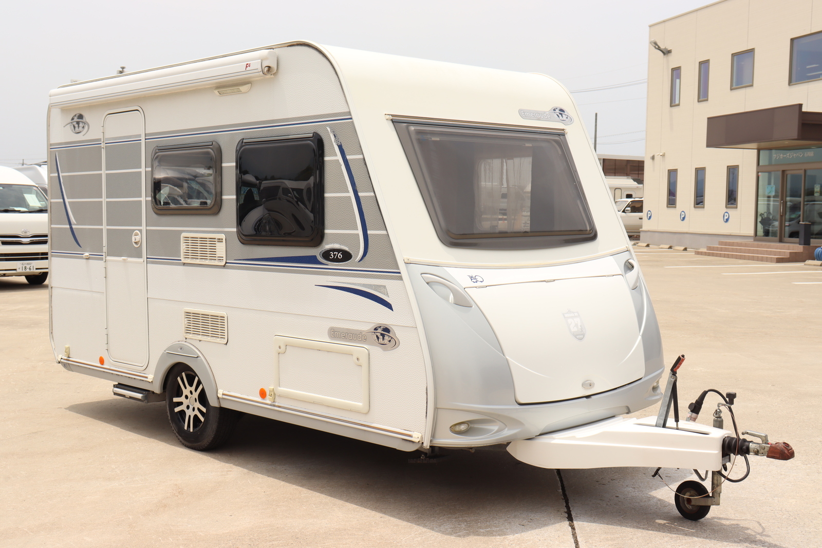 キャンピングカートレーラー