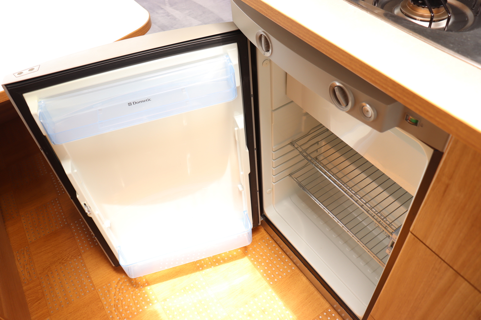 キャンピングカートレーラー