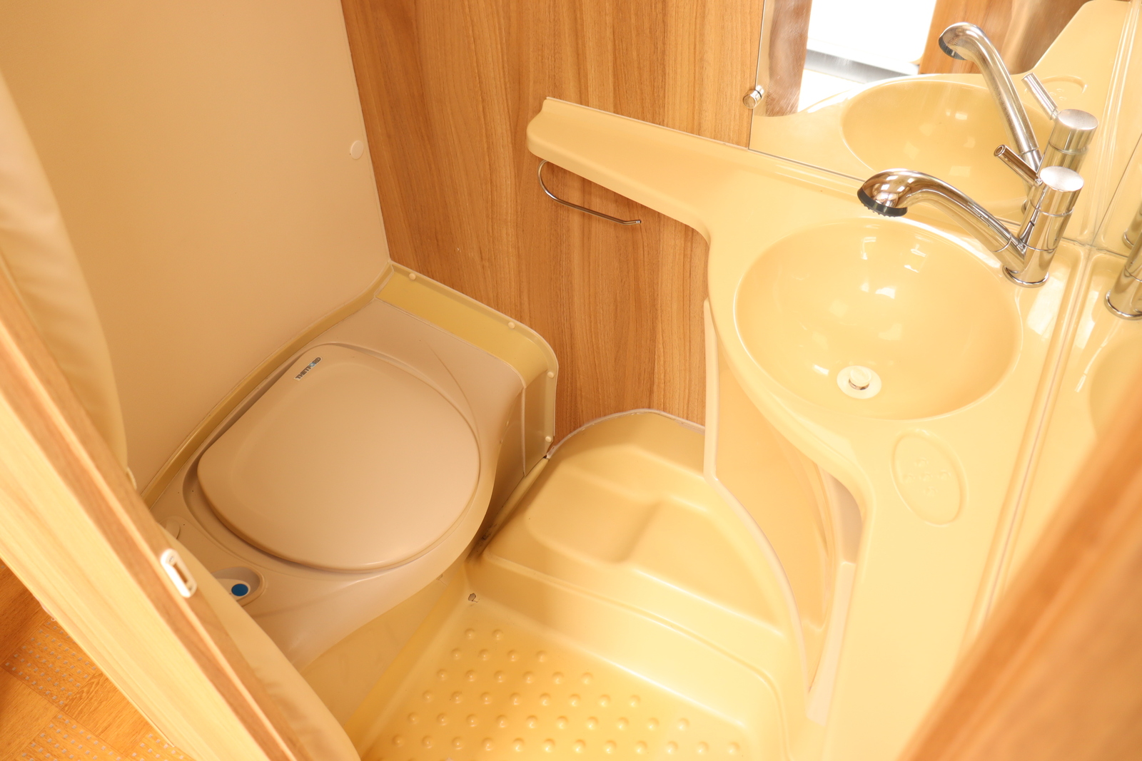 キャンピングカートレーラー