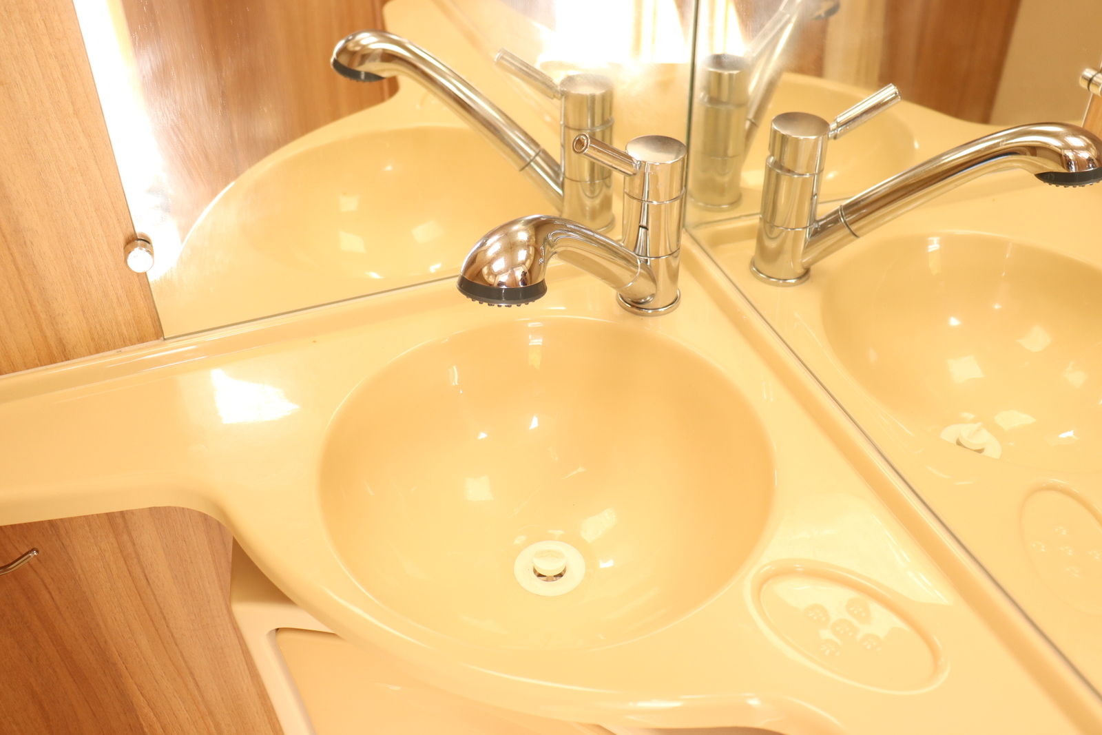 キャンピングカートレーラー