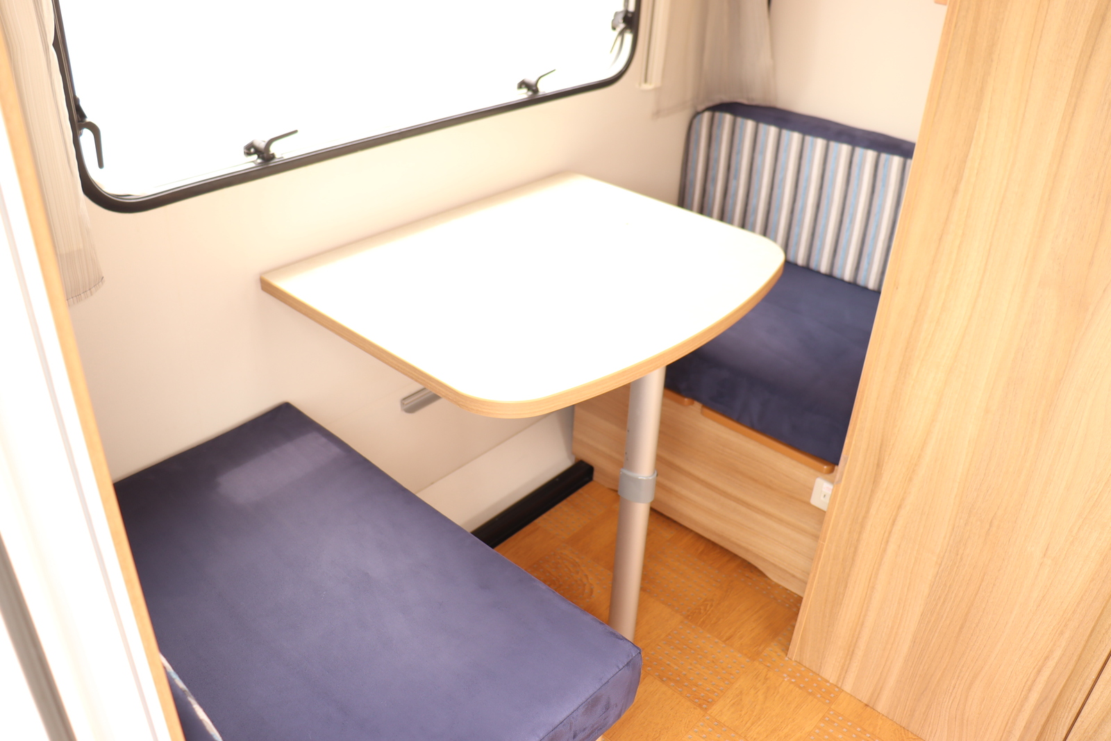 キャンピングカートレーラー