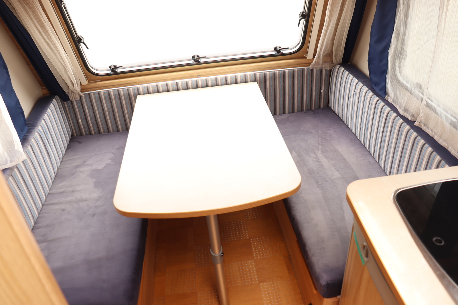 キャンピングカートレーラー