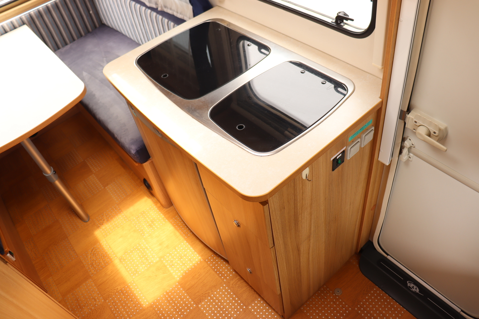 キャンピングカートレーラー