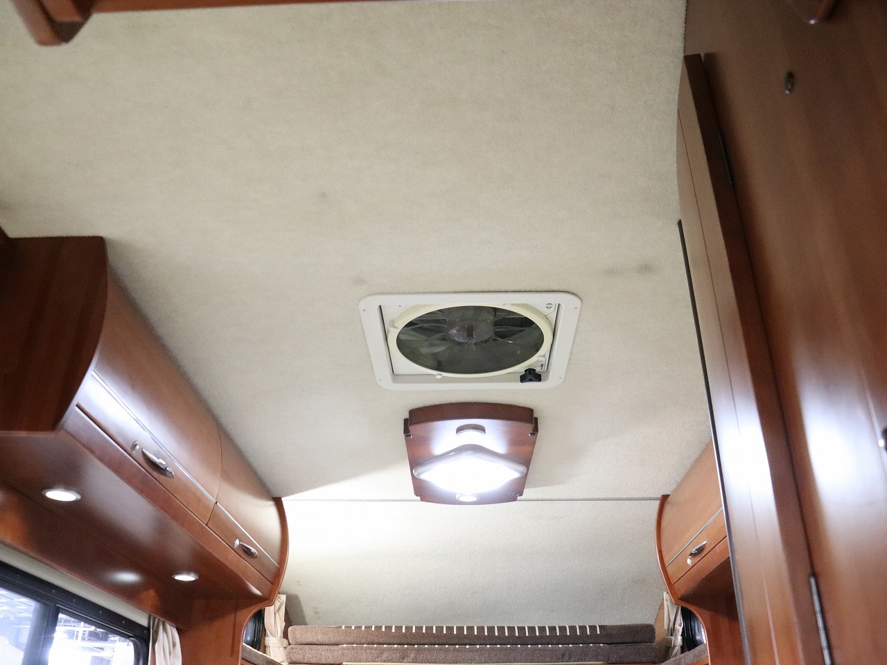 キャンピングカーキャブコン