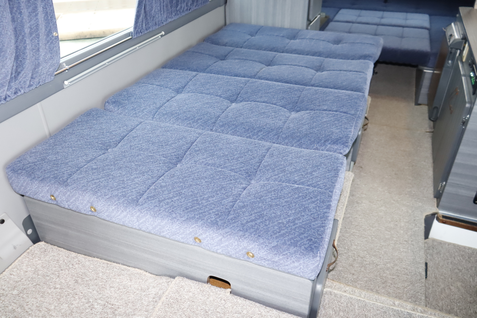 キャンピングカーバスコン