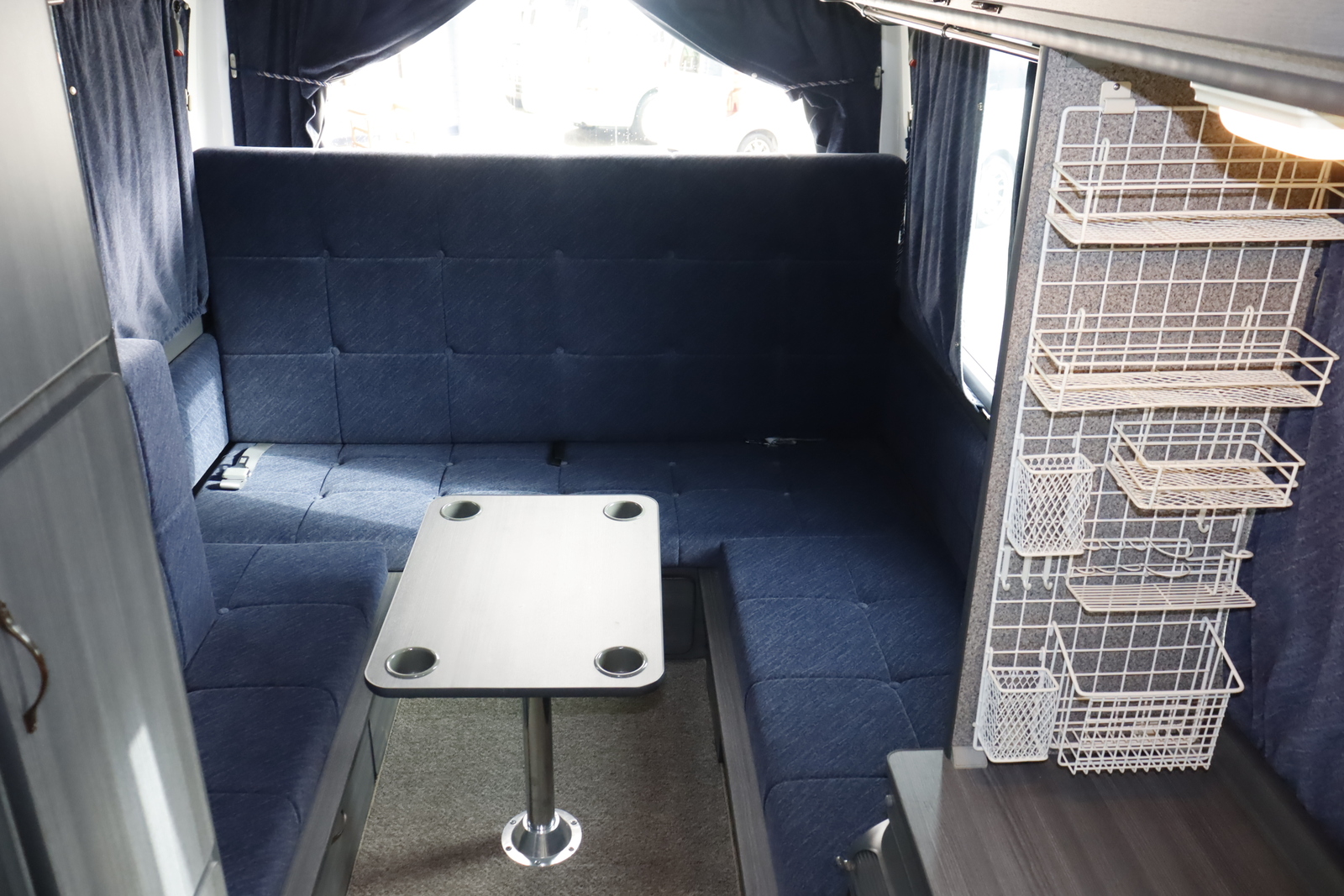 キャンピングカーバスコン