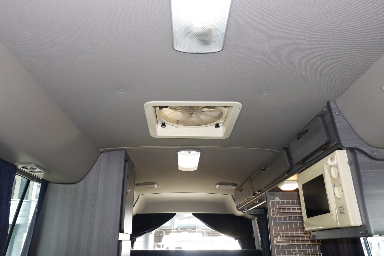 キャンピングカーバスコン