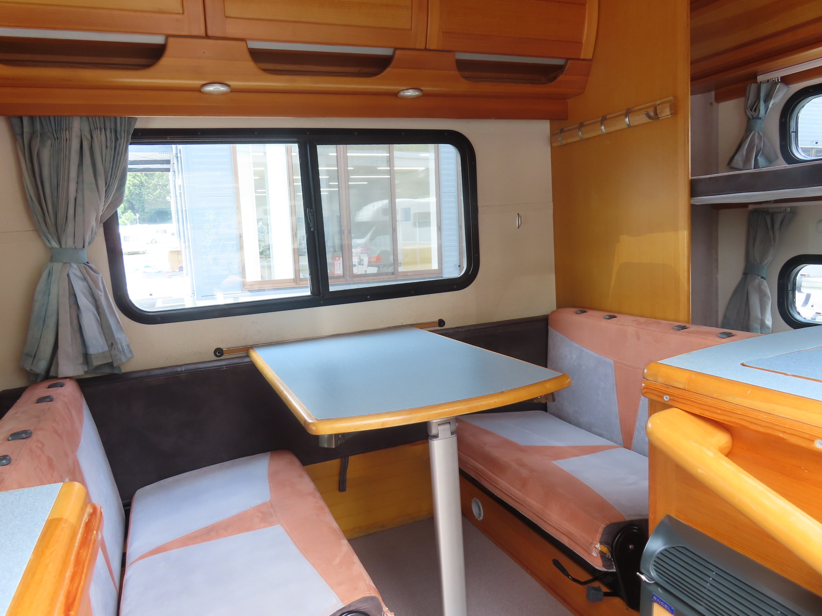 キャンピングカーキャブコン