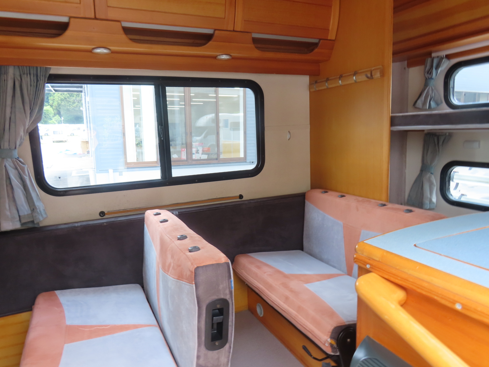 キャンピングカーキャブコン