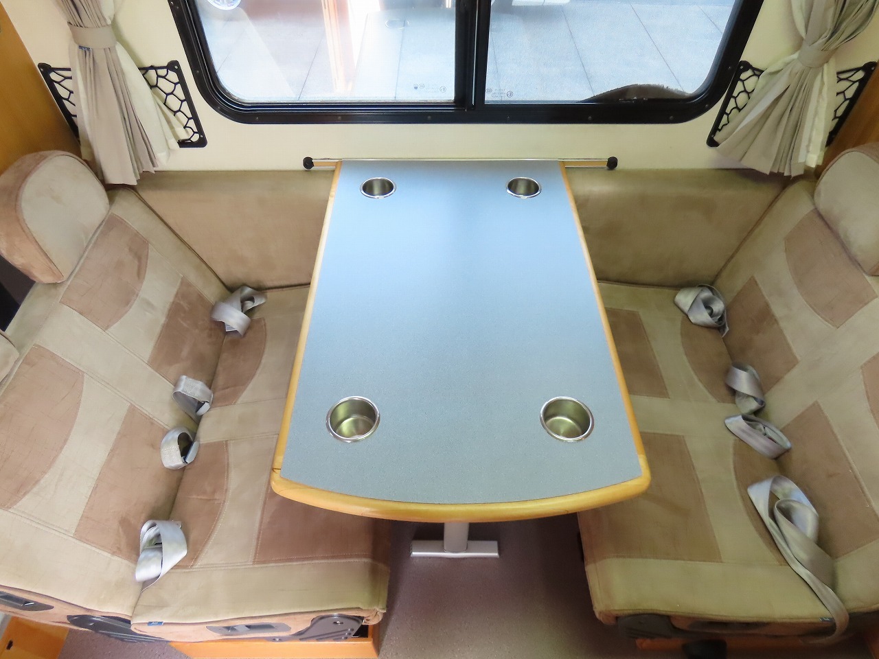 キャンピングカーキャブコン