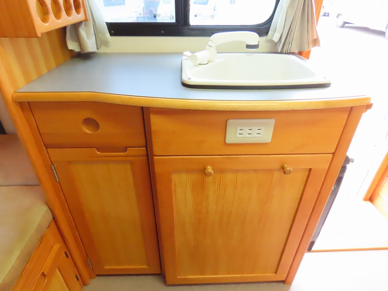 キャンピングカーキャブコン